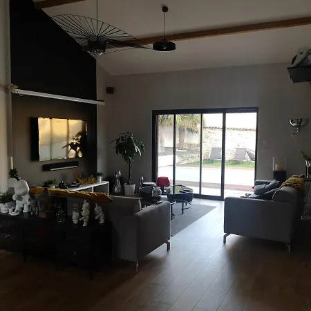 Villa VILLA AVEC PISCINE à 15 min de LYON